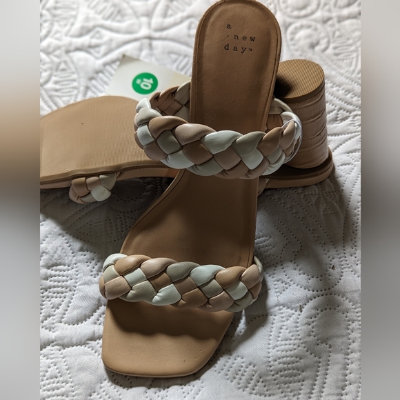 Heeled braided strap sandal 10 wide - Picture 4 of 5